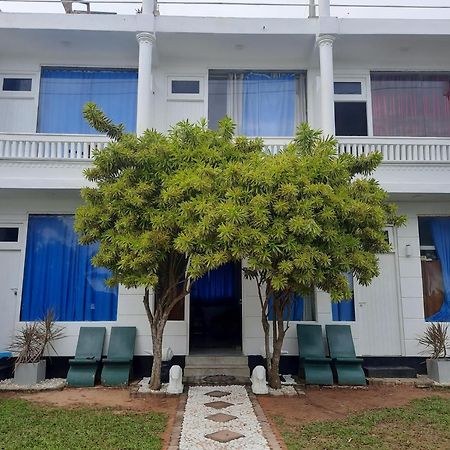 White Surfing Beach Resort Унаватуна Экстерьер фото