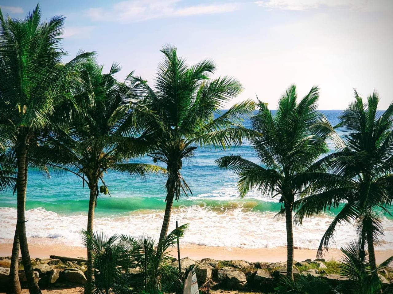 White Surfing Beach Resort Унаватуна Экстерьер фото