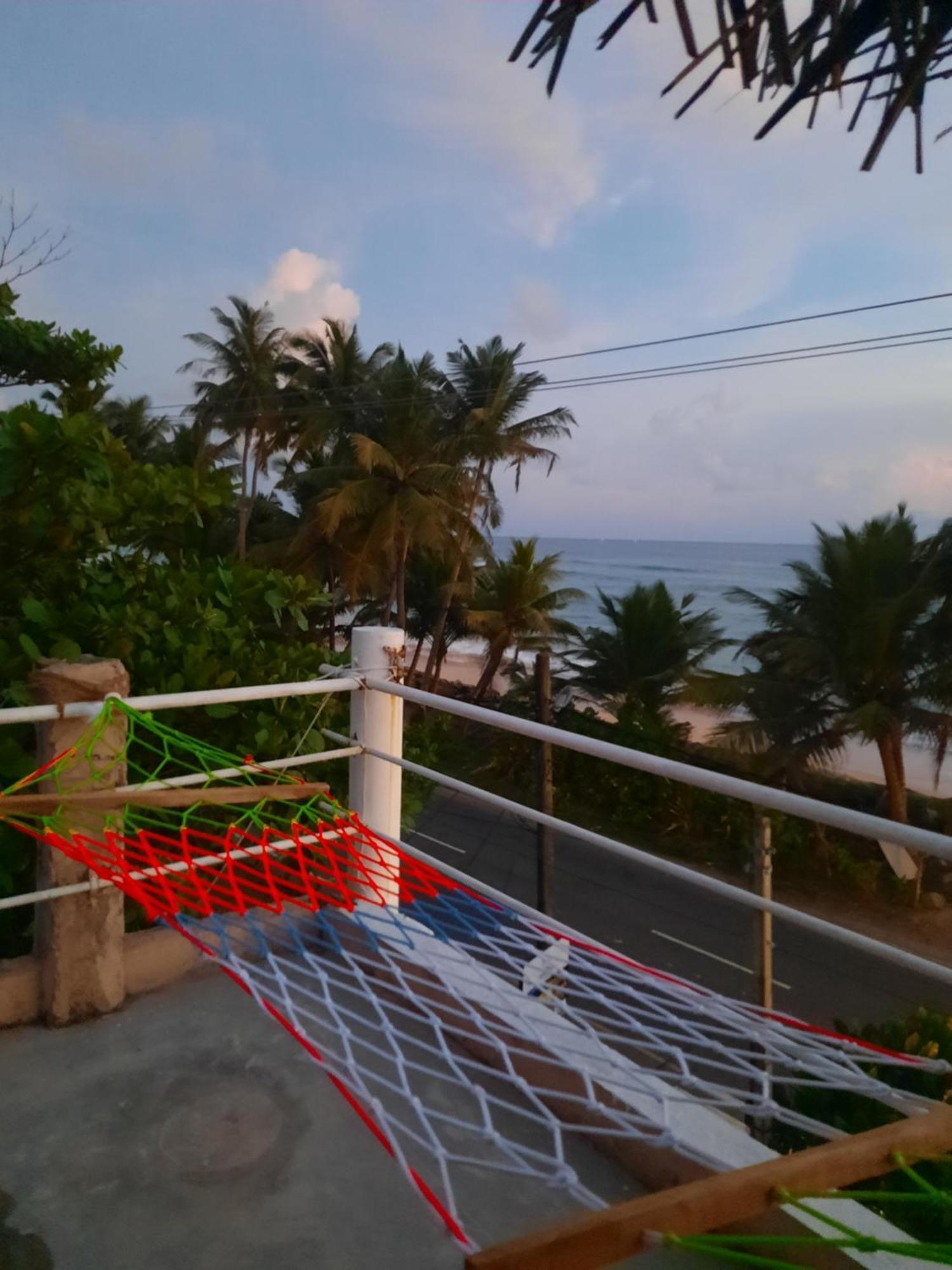 White Surfing Beach Resort Унаватуна Экстерьер фото