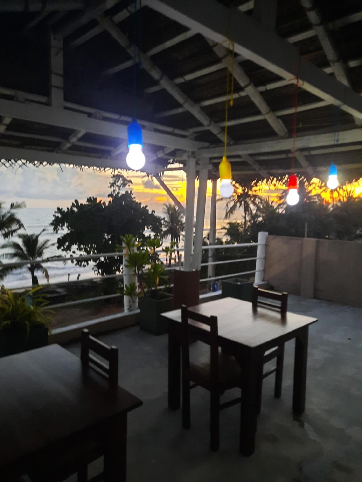 White Surfing Beach Resort Унаватуна Экстерьер фото