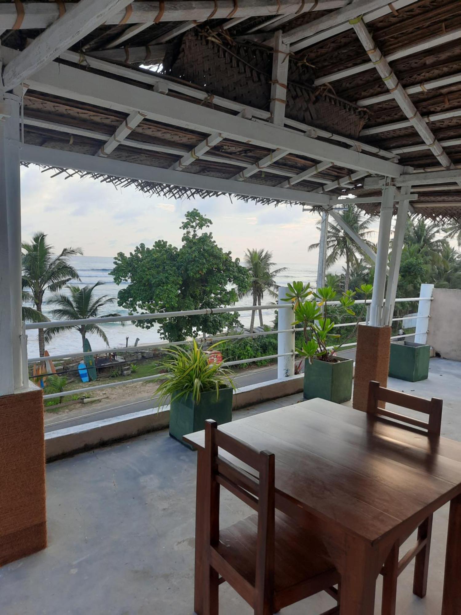 White Surfing Beach Resort Унаватуна Экстерьер фото