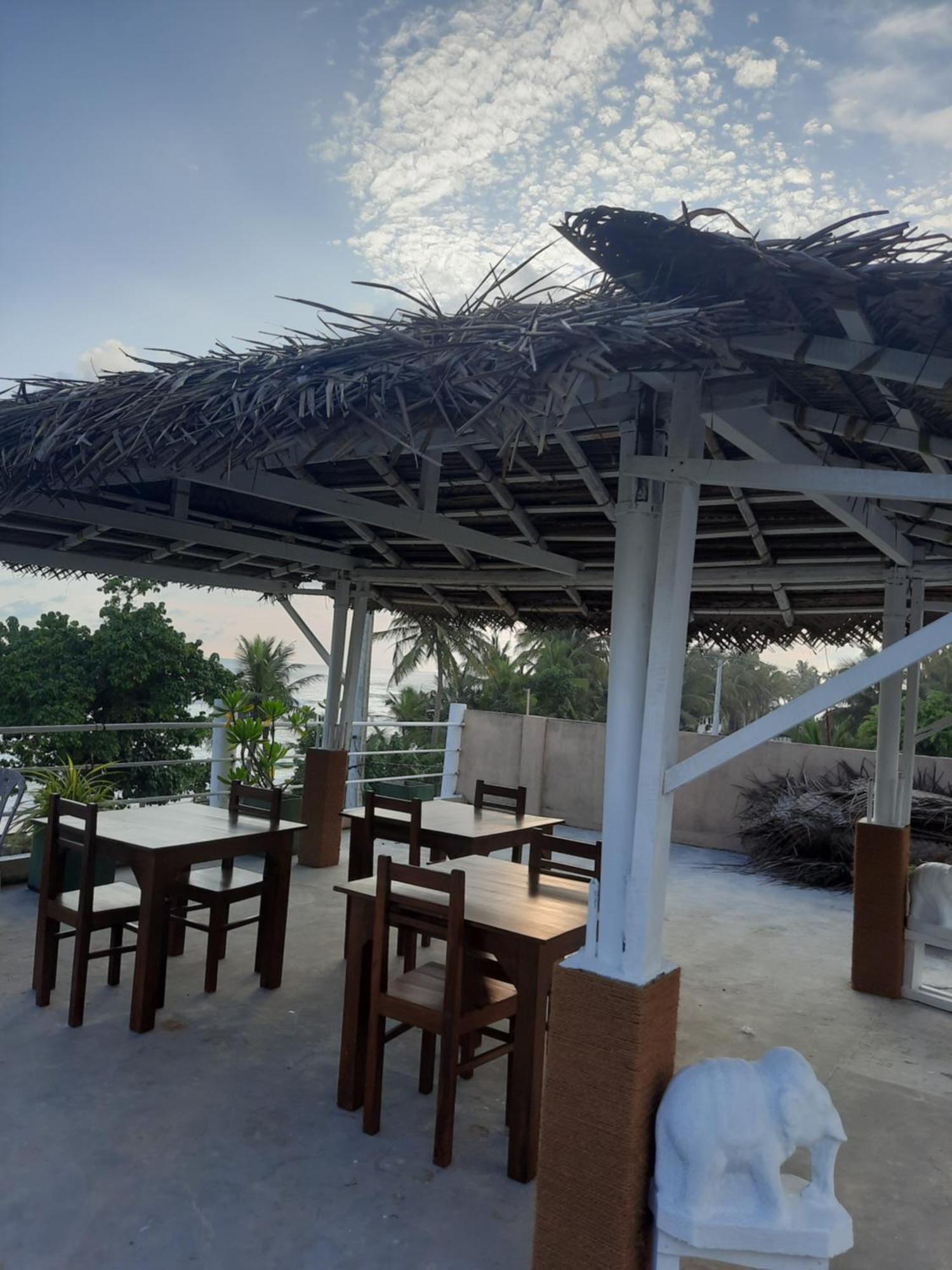White Surfing Beach Resort Унаватуна Экстерьер фото