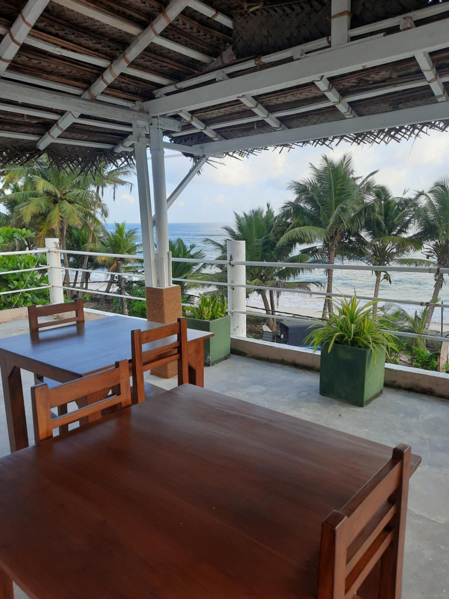 White Surfing Beach Resort Унаватуна Экстерьер фото