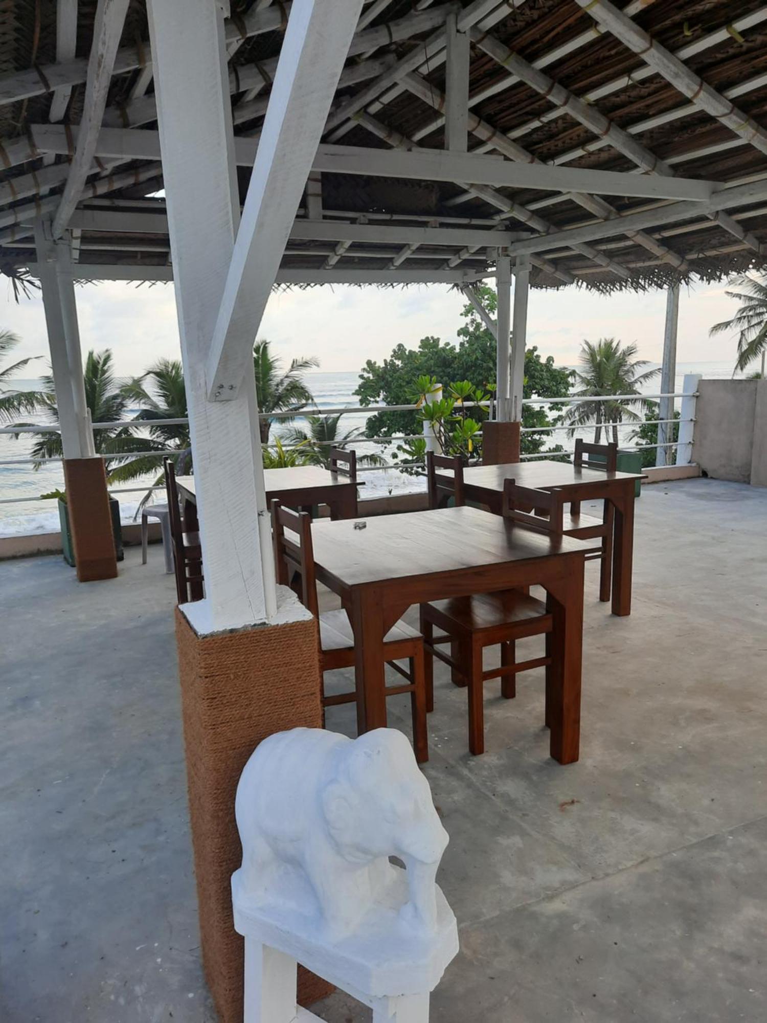 White Surfing Beach Resort Унаватуна Экстерьер фото