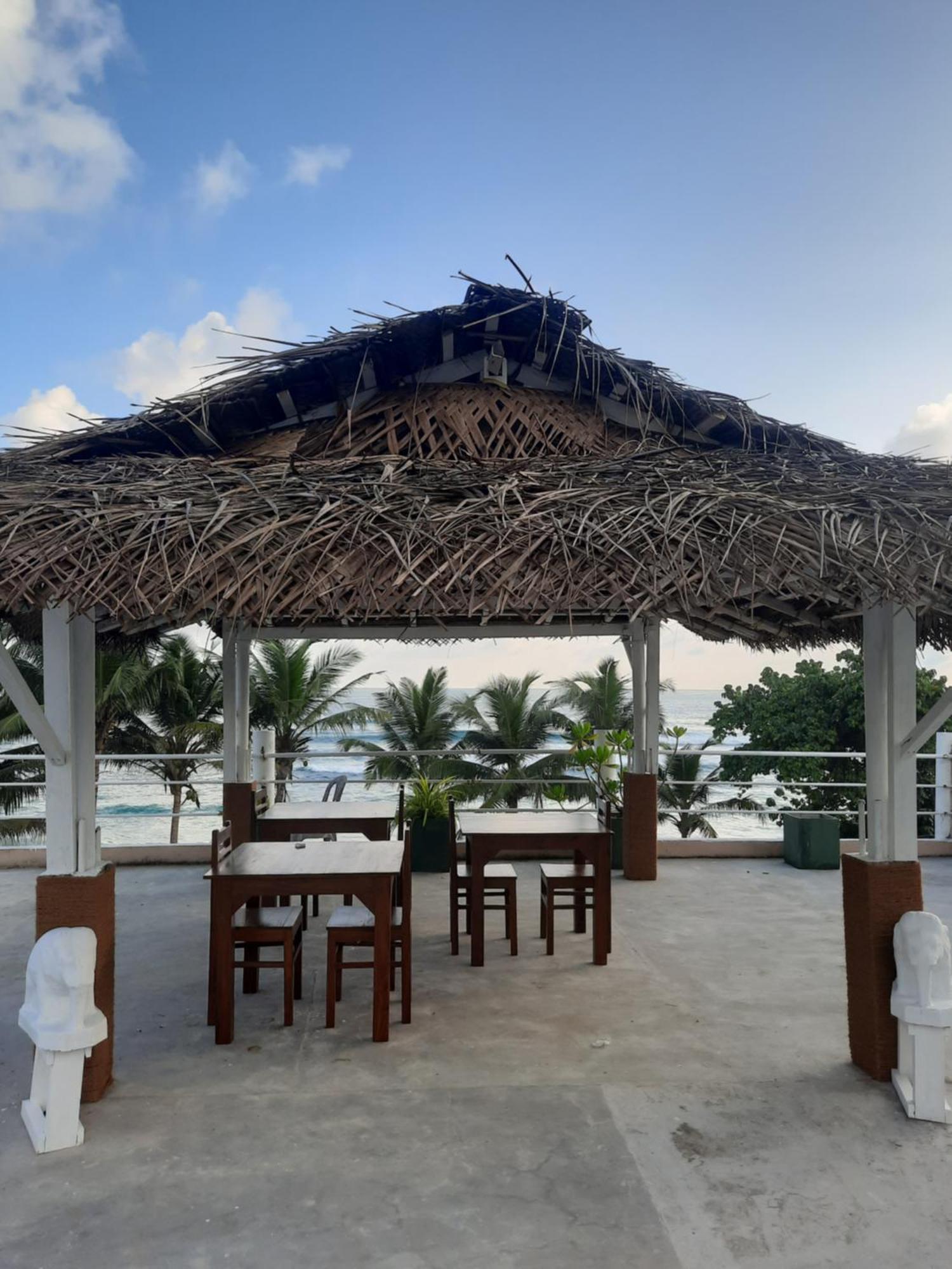 White Surfing Beach Resort Унаватуна Экстерьер фото