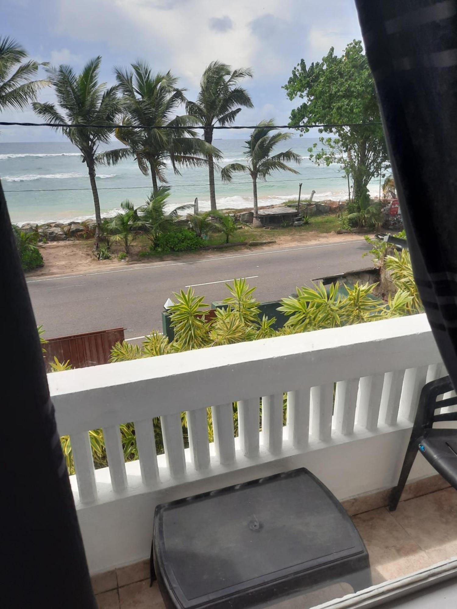 White Surfing Beach Resort Унаватуна Экстерьер фото