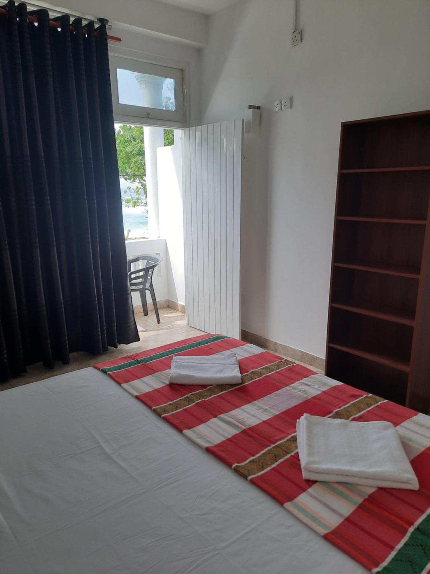 White Surfing Beach Resort Унаватуна Экстерьер фото