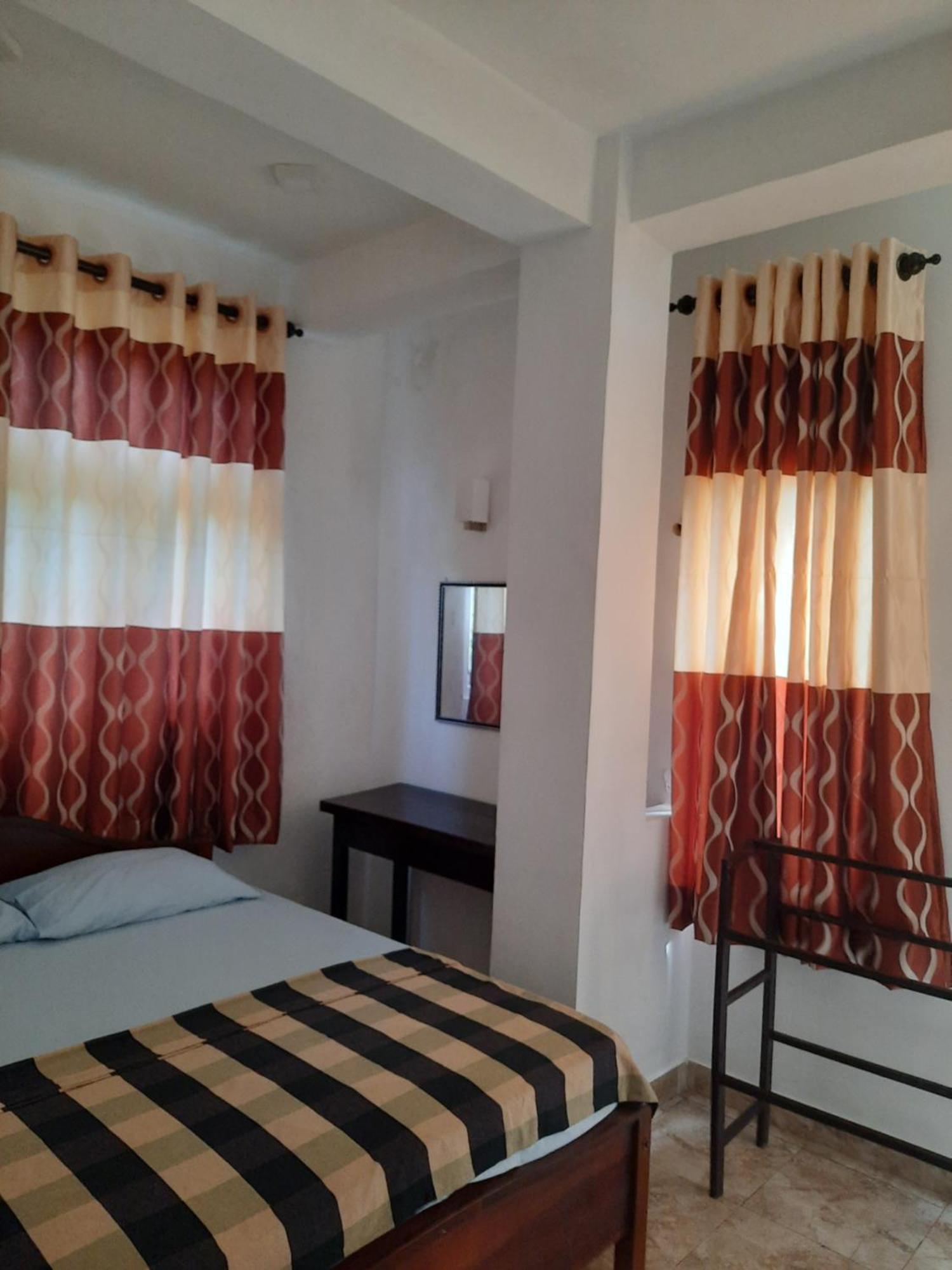 White Surfing Beach Resort Унаватуна Экстерьер фото