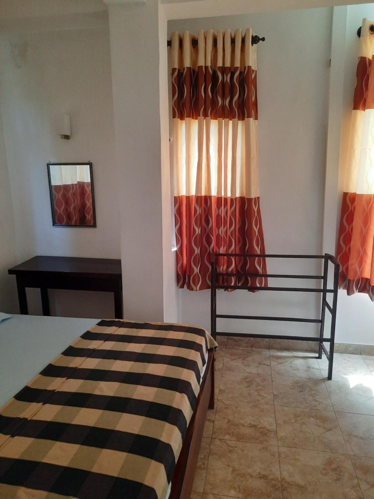 White Surfing Beach Resort Унаватуна Экстерьер фото
