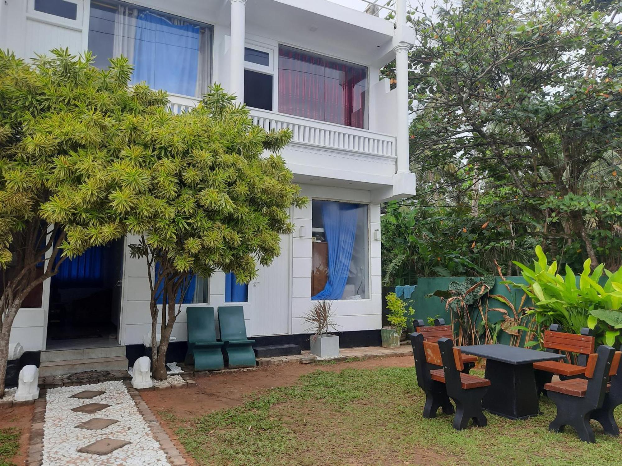 White Surfing Beach Resort Унаватуна Экстерьер фото