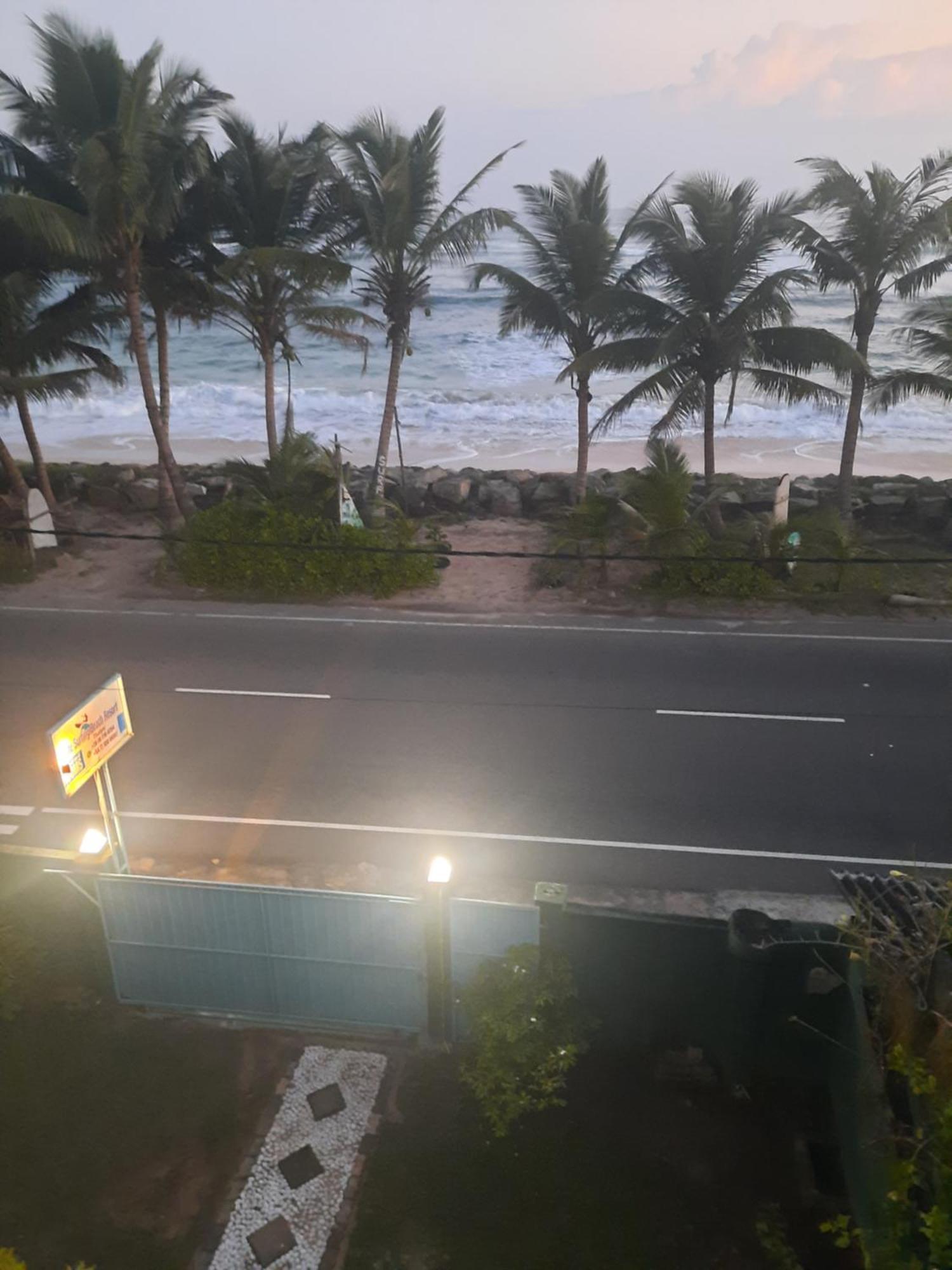 White Surfing Beach Resort Унаватуна Экстерьер фото