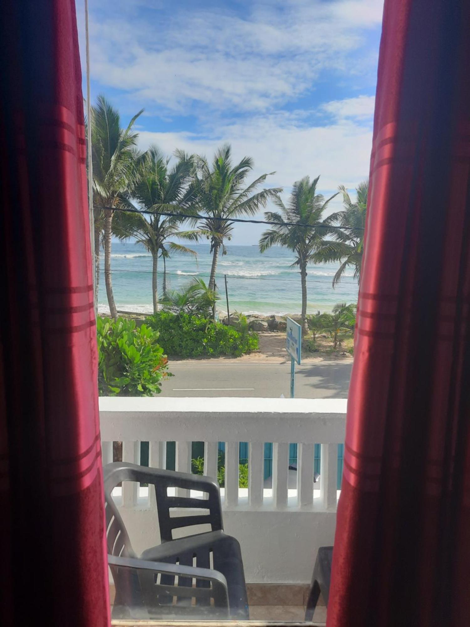 White Surfing Beach Resort Унаватуна Экстерьер фото