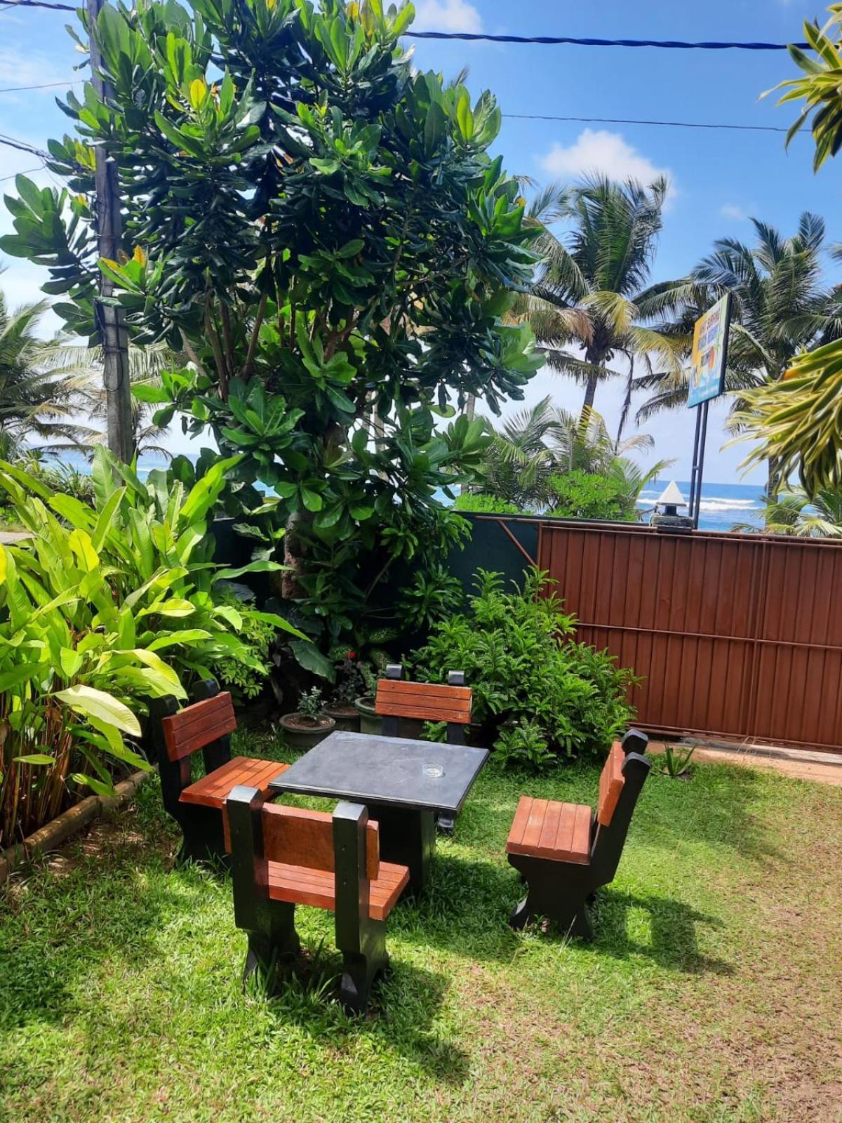 White Surfing Beach Resort Унаватуна Экстерьер фото