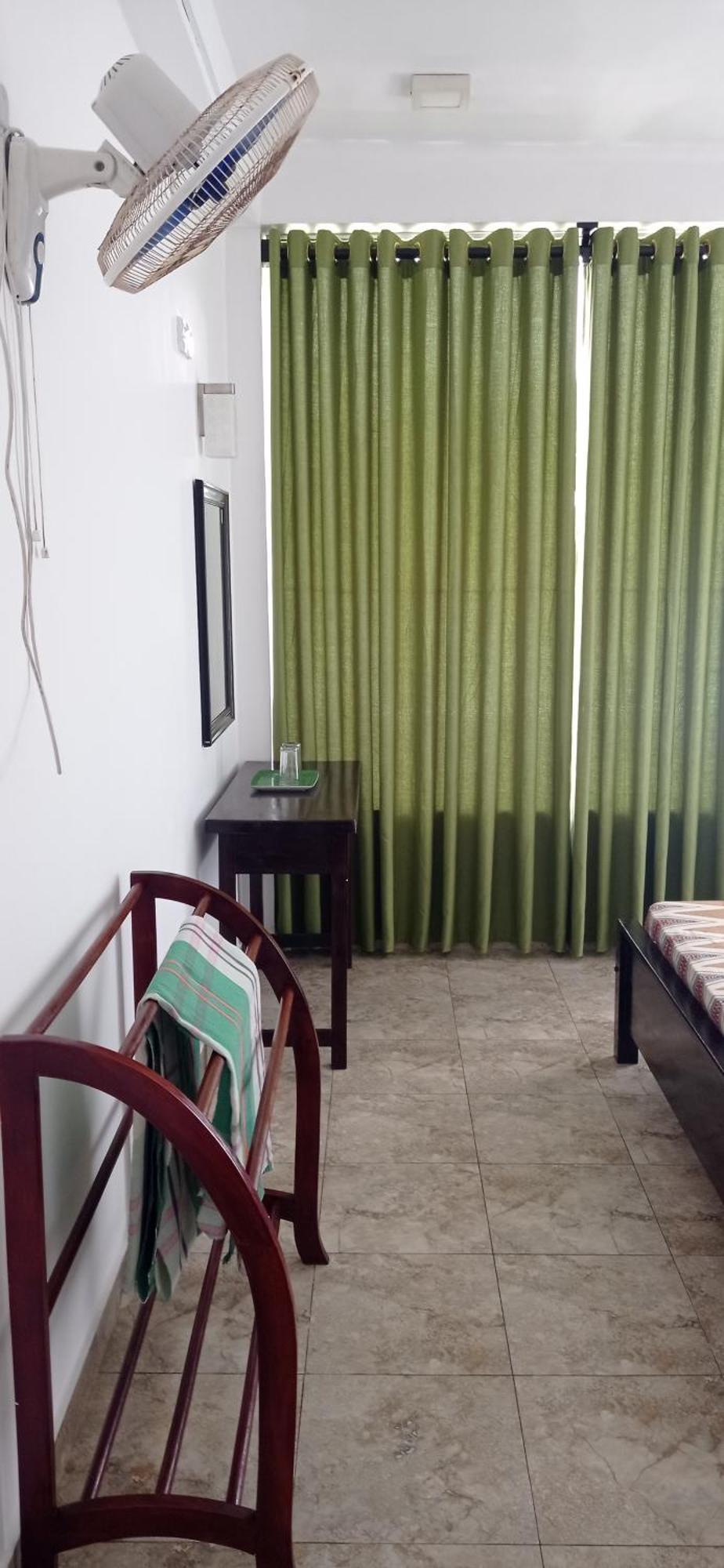 White Surfing Beach Resort Унаватуна Экстерьер фото