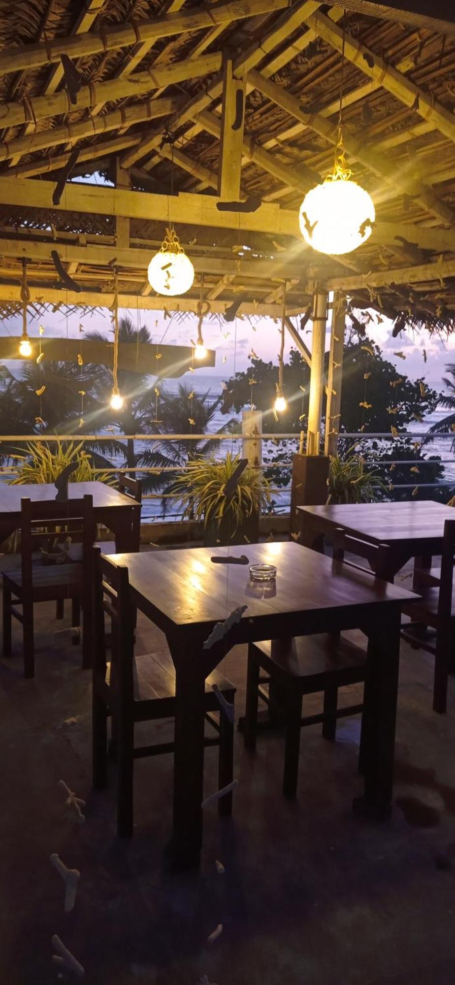 White Surfing Beach Resort Унаватуна Экстерьер фото