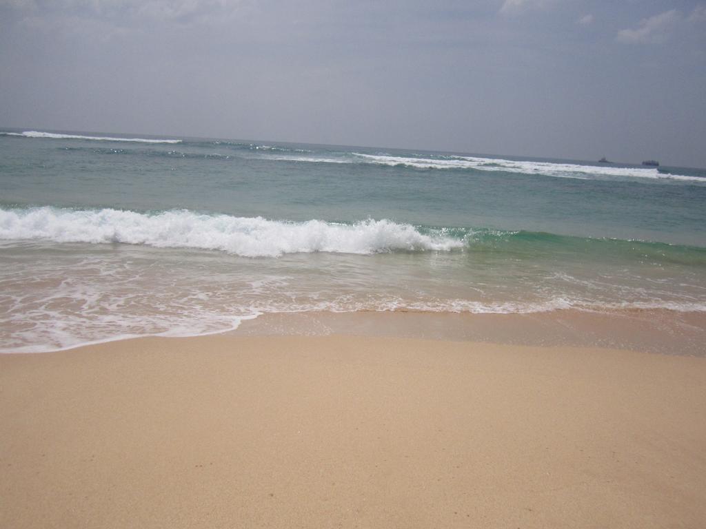 White Surfing Beach Resort Унаватуна Экстерьер фото