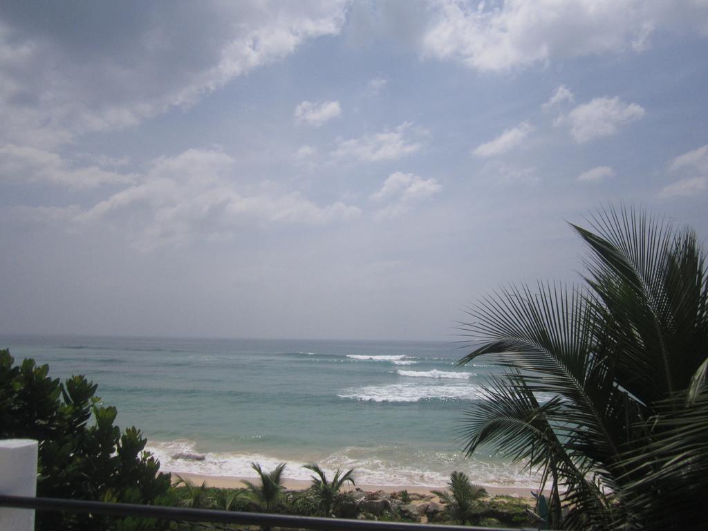 White Surfing Beach Resort Унаватуна Экстерьер фото